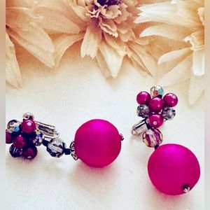 Show-stopping dangly fuchsia earrings.